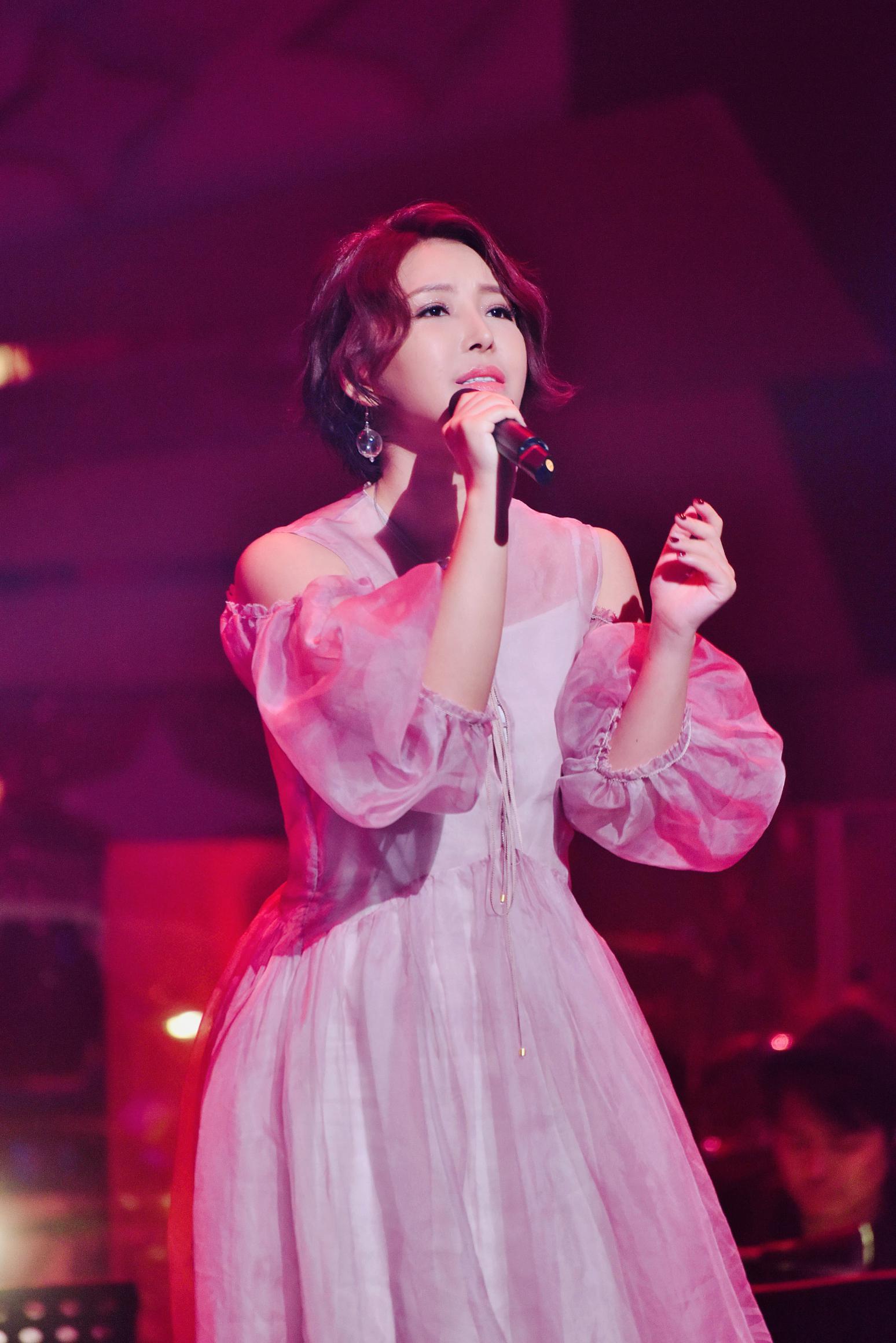 香港翻唱女歌手ru照片图片