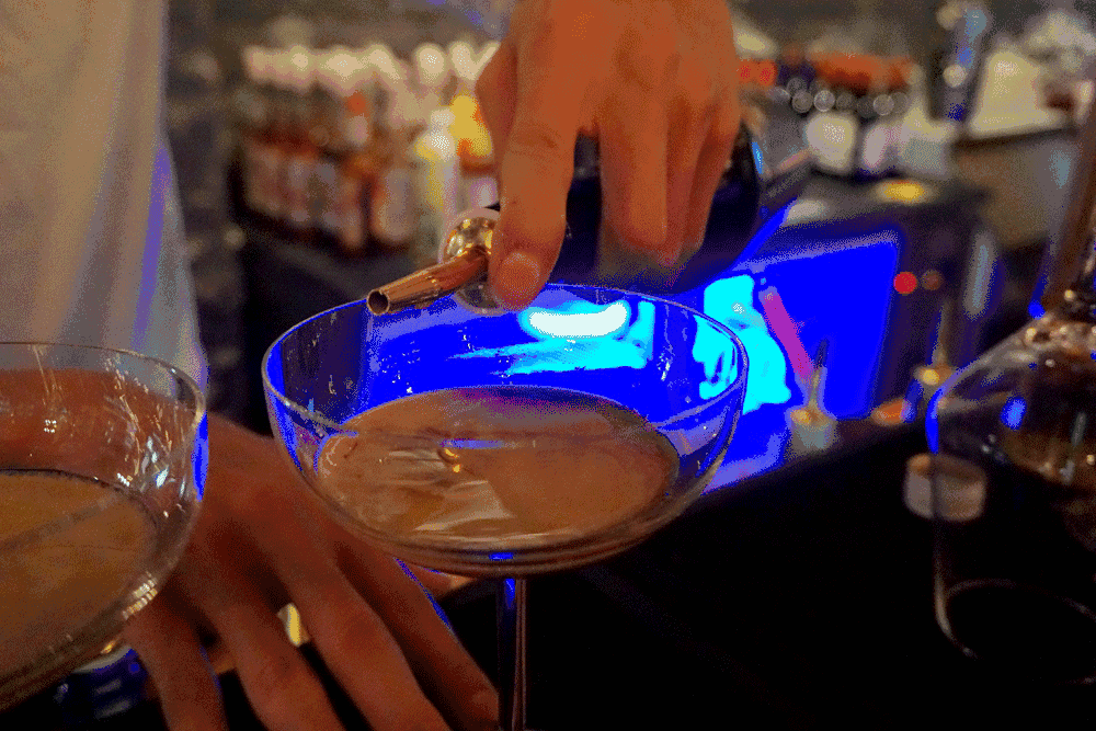 先来份剁椒鱼头鱼头伴随着热闹红火的剁椒带着绵长悠远的香气以豪迈的