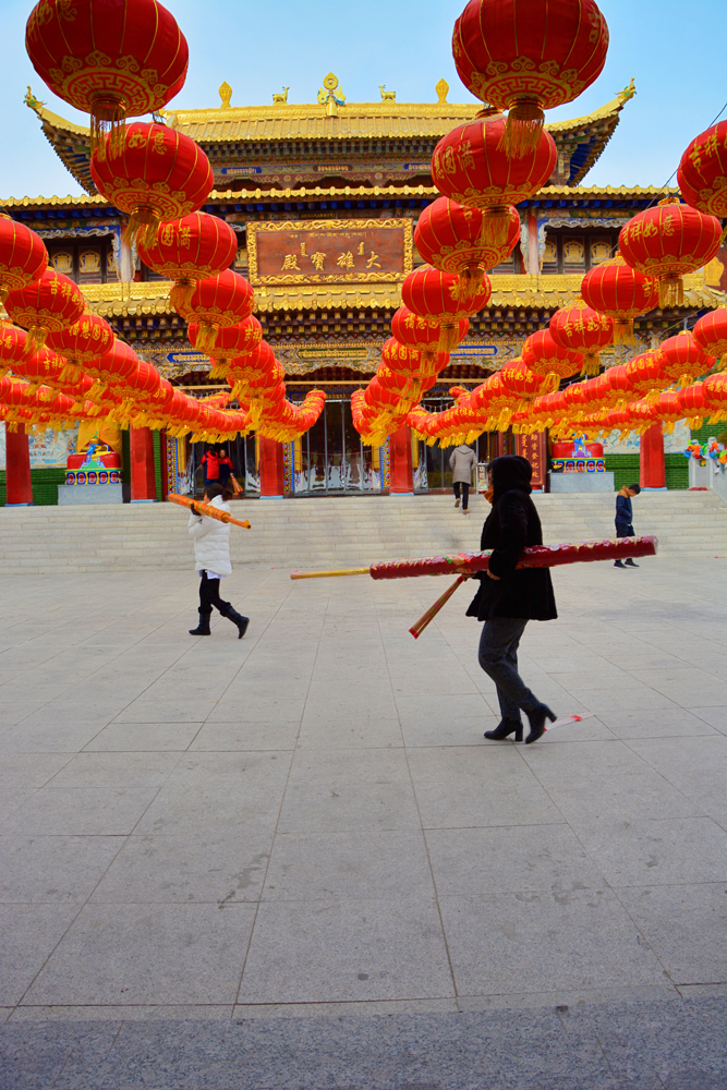 通辽市吉祥密乘大乐林寺大雄宝殿前挂满红灯笼,原创摄影