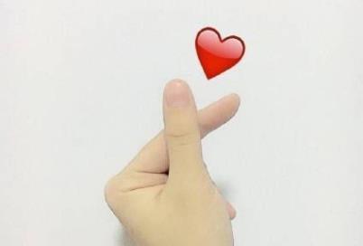 现在拍照不比心了?日本最新流行的便便手势,各种比法任你挑!