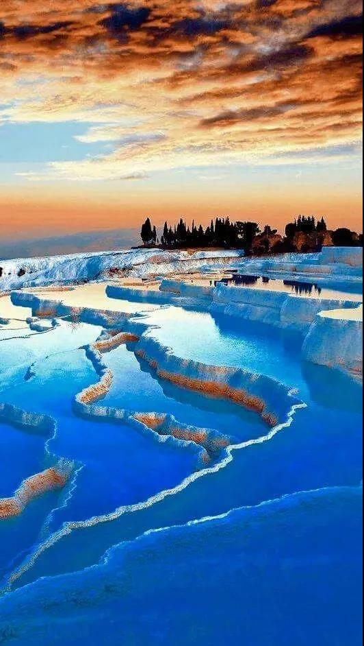 这照片里的风景色彩绝了,大自然真有许多奇妙的景色