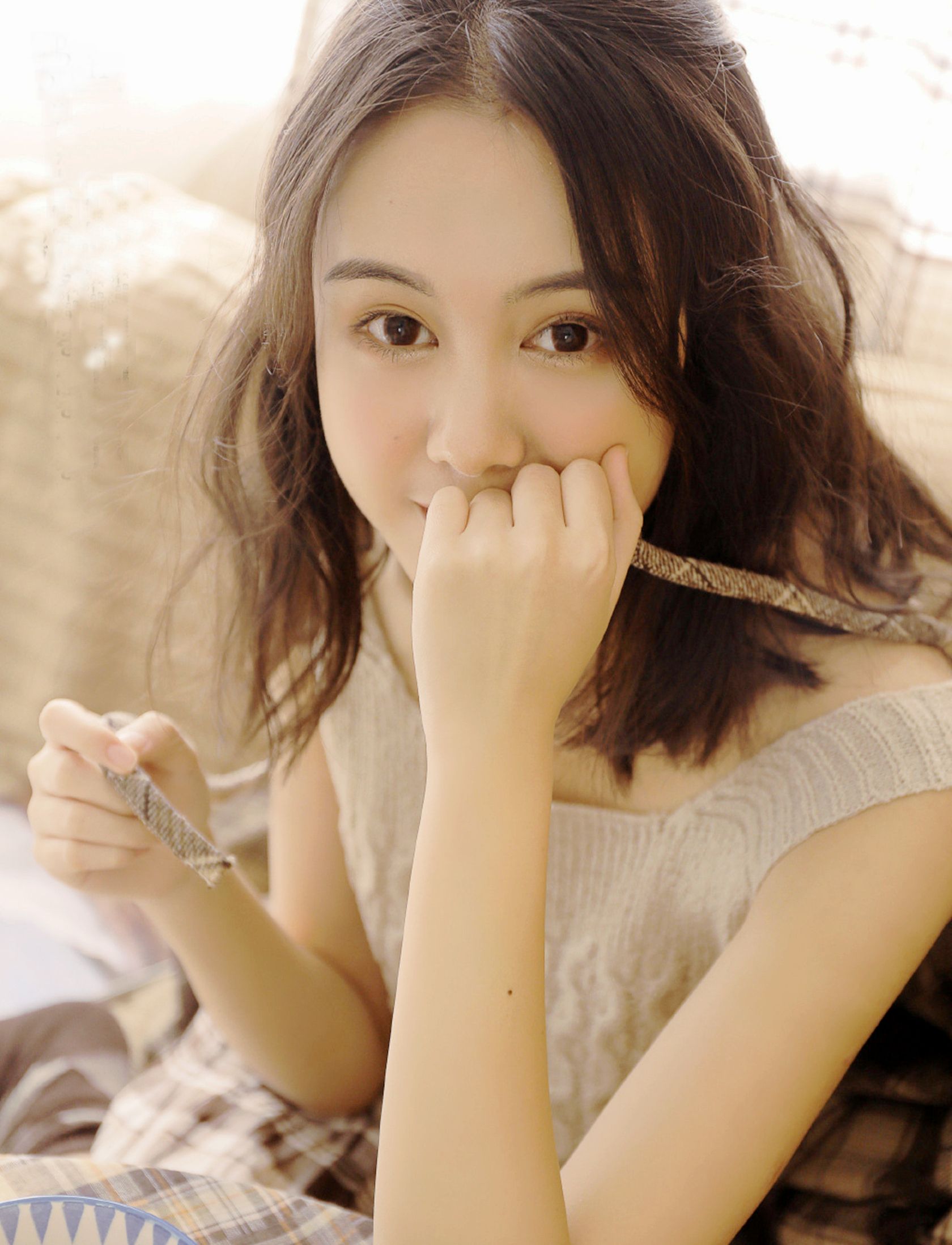 一个人依偎在房间里的温情开心小女子|小姑娘|可爱|温情_新浪新闻