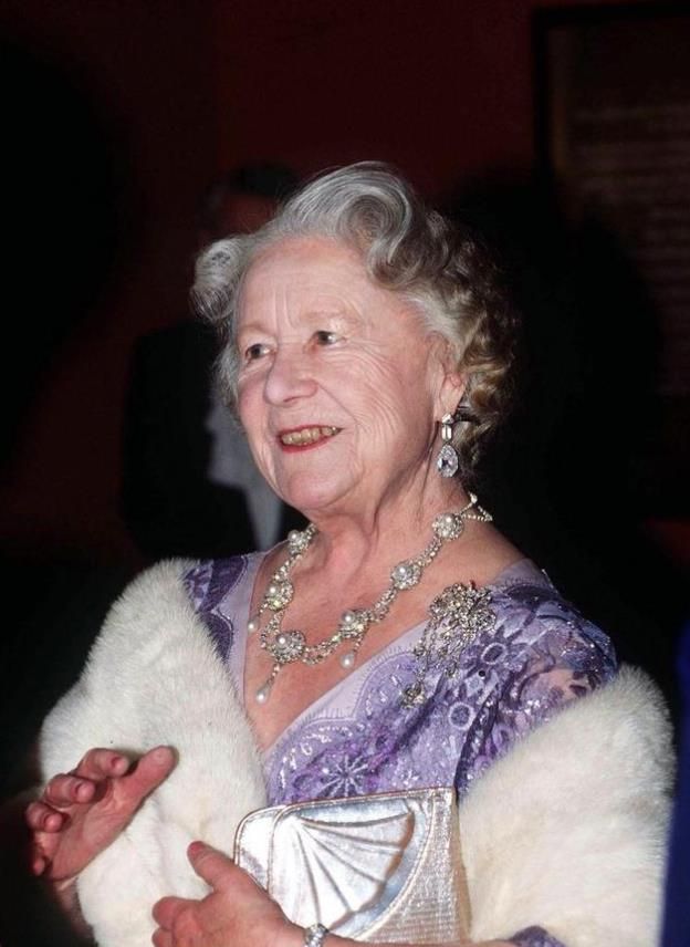 英国女王母亲年老时不忘时尚拄拐杖拿限量包花哨大衣耀眼夺目