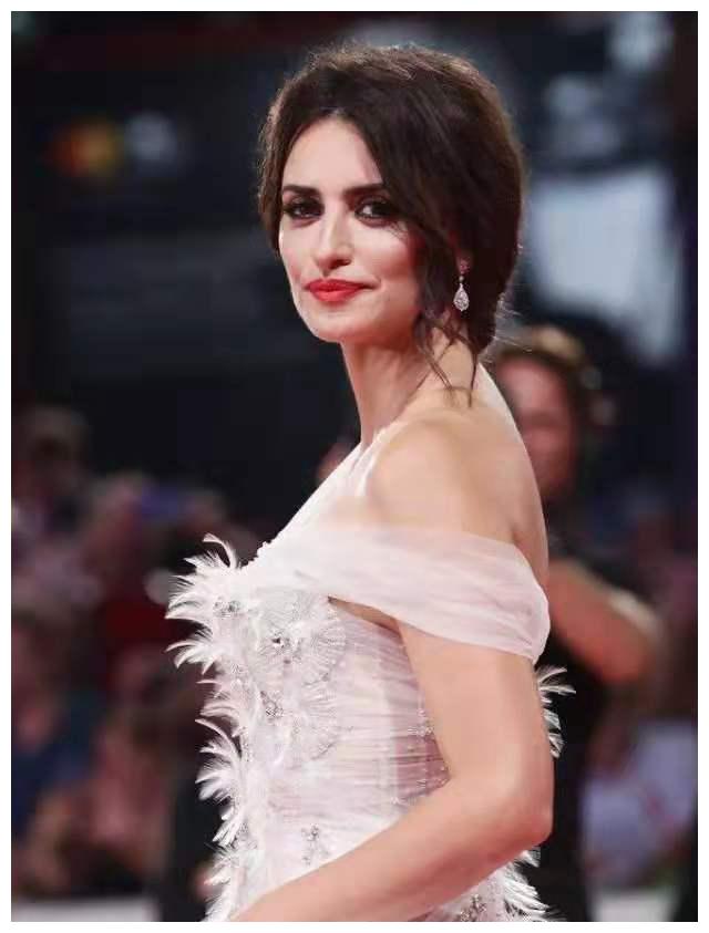 西班牙女神佩内洛普克鲁兹现身电影节45岁容颜不老