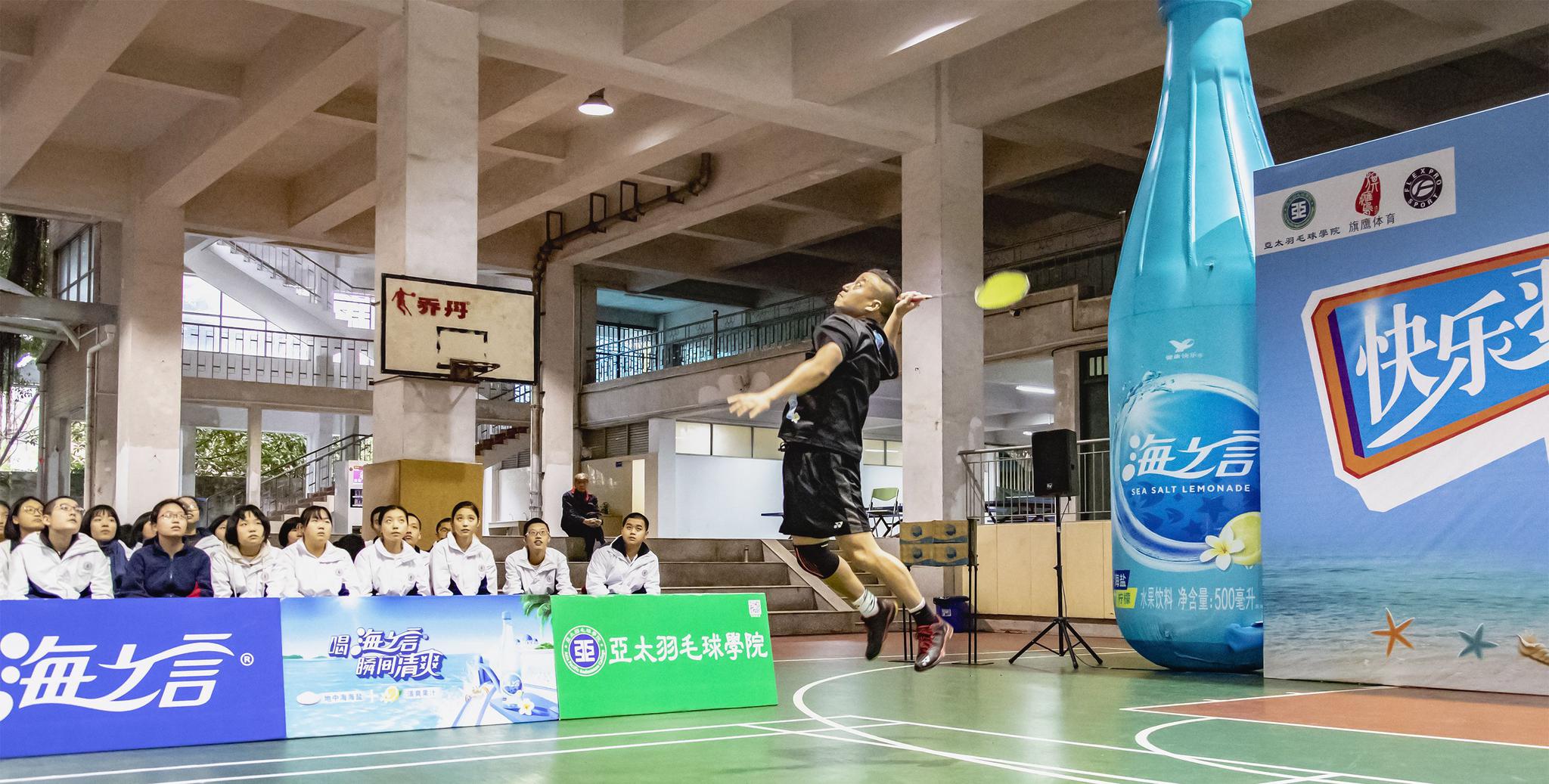 前羽毛球男双冠军张蔚先生与中学生的混双比赛精彩瞬间