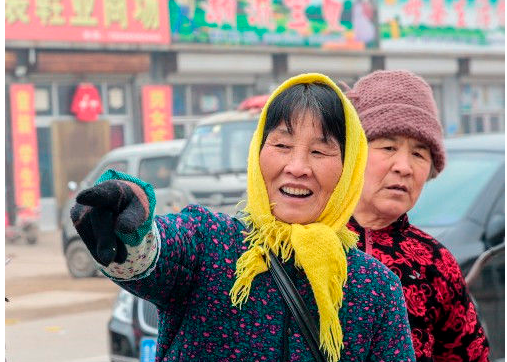 现在看来,她们的方头巾是那么土气,俗气,与现在的时尚格格不入.