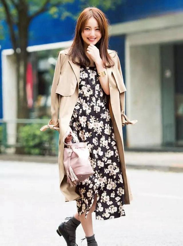 开春穿搭不用愁,风衣与碎花裙搭配,摆脱冬日臃肿展示好气质!