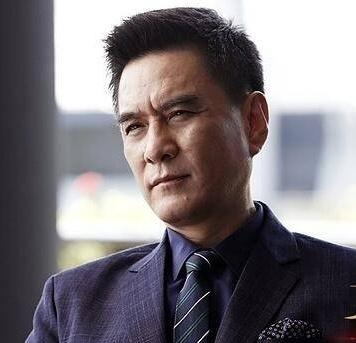 他走红后抛弃妻女,小女友却嫁给了好友,如今后悔了,想挽回前妻