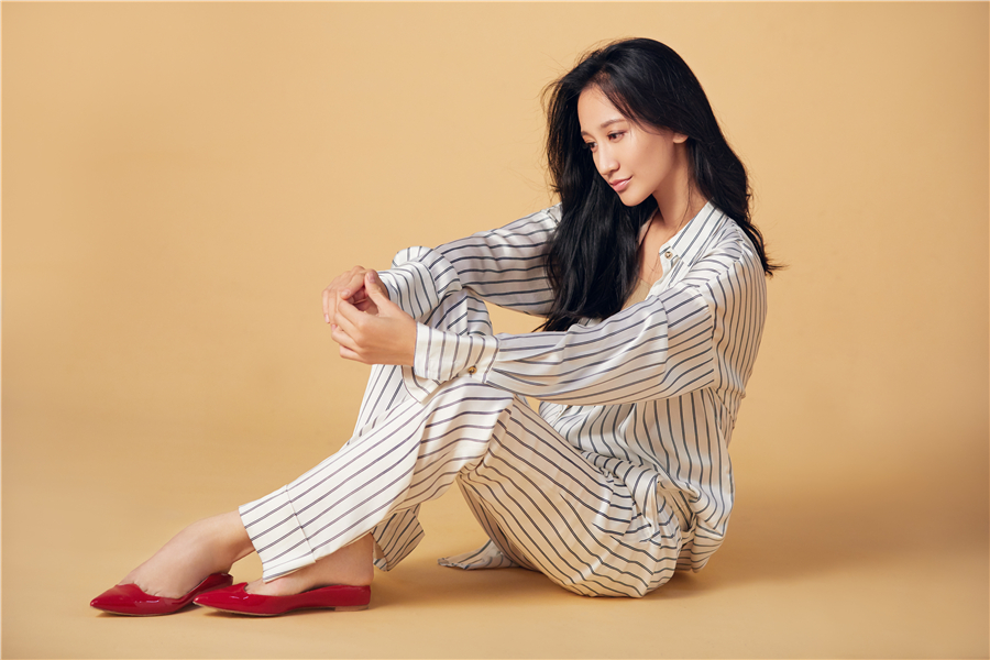 "怪力女孩"曾泳醍清新写真曝光 自然从容气质温婉