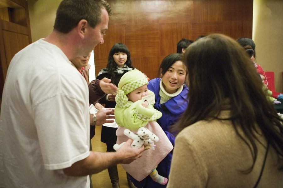 直击美国夫妇收养中国孤儿的全过程