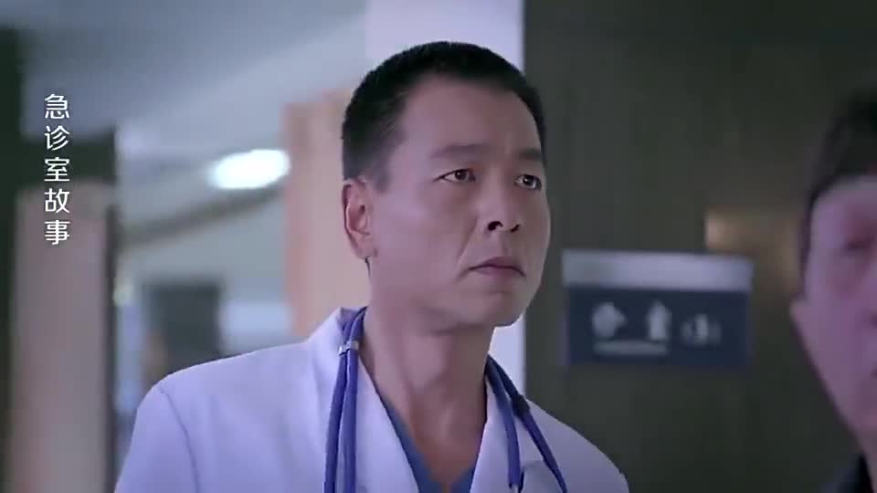 大爷头上插把刀,自己跟没事人样继续排队挂号,医生:不用排了!