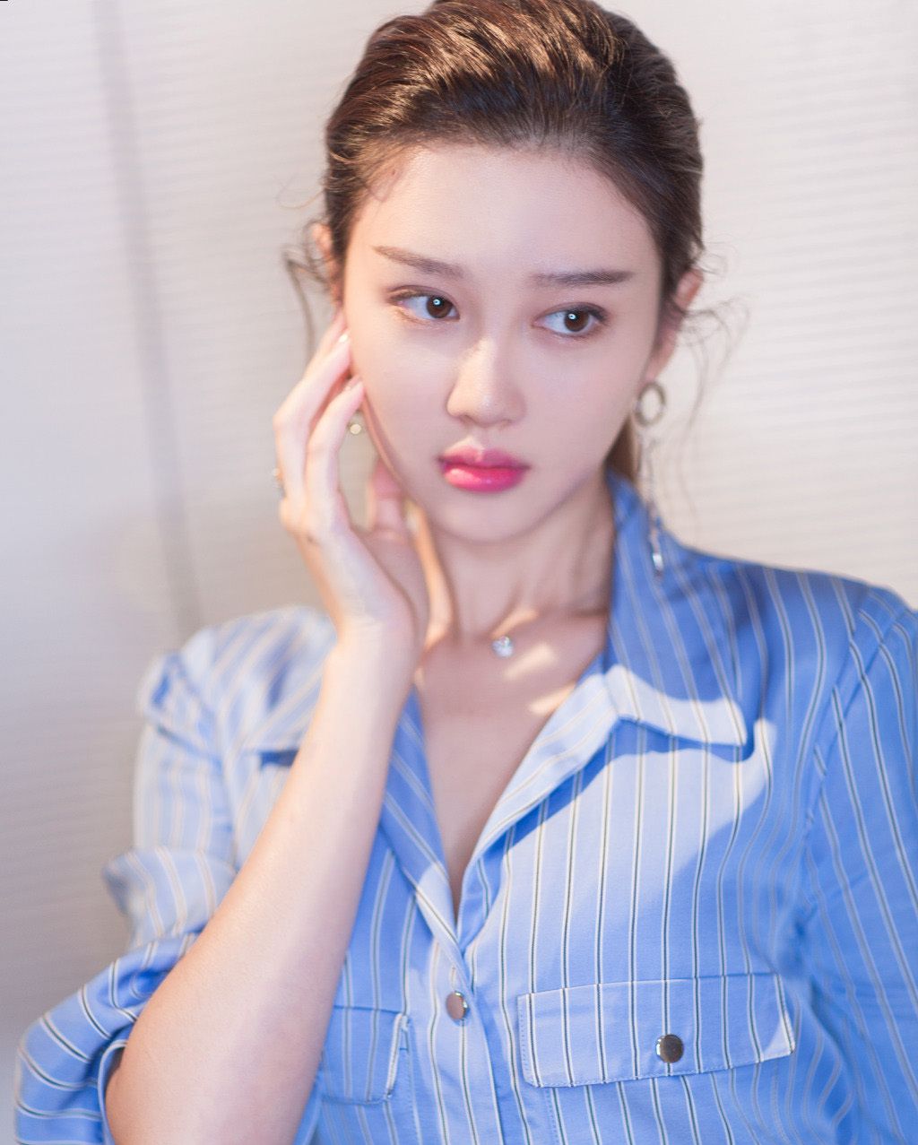 演员于子洋昔日出席活动,轻熟女装扮撩人,一双大长腿逆天!