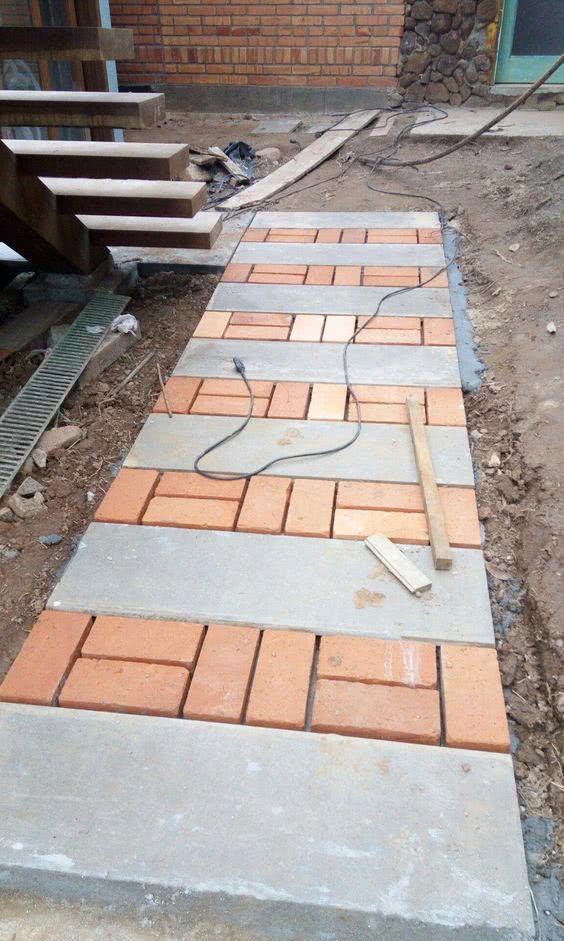 老爸放大招,红砖水泥块混合铺院子,甩邻居家几条街铺完不要1天