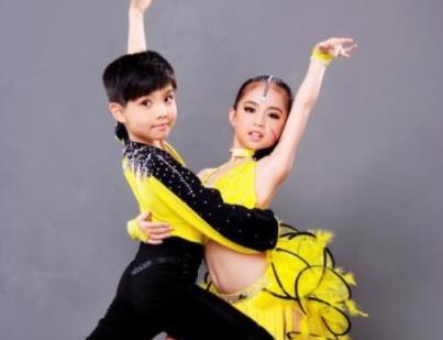 表情"最凶"拉丁舞萌宝走红,舍我其谁的气场,网友:奶凶奶凶的