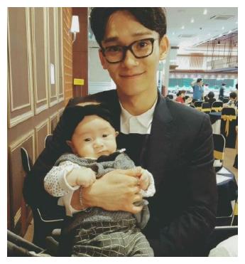 sm确认金钟大结婚,素人妻子已怀孕,小小chen有8个帅叔叔