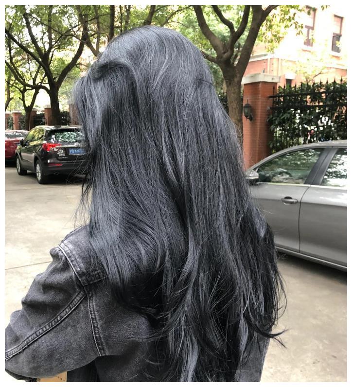 2020又火了一种新发色,叫"蓝黑色",百搭低调,适合大多数女生