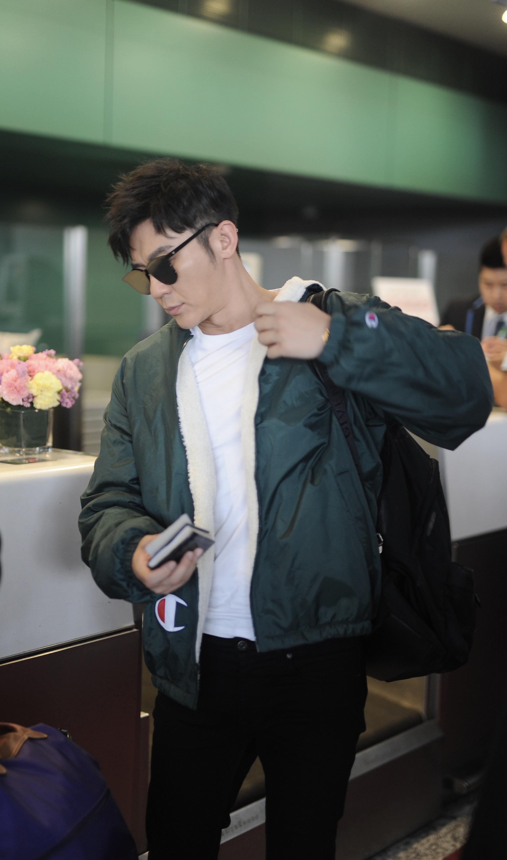 李晨穿"原谅色"外套尽显青春时尚,帅酷有型潮范儿十足|潮范儿|李晨|有