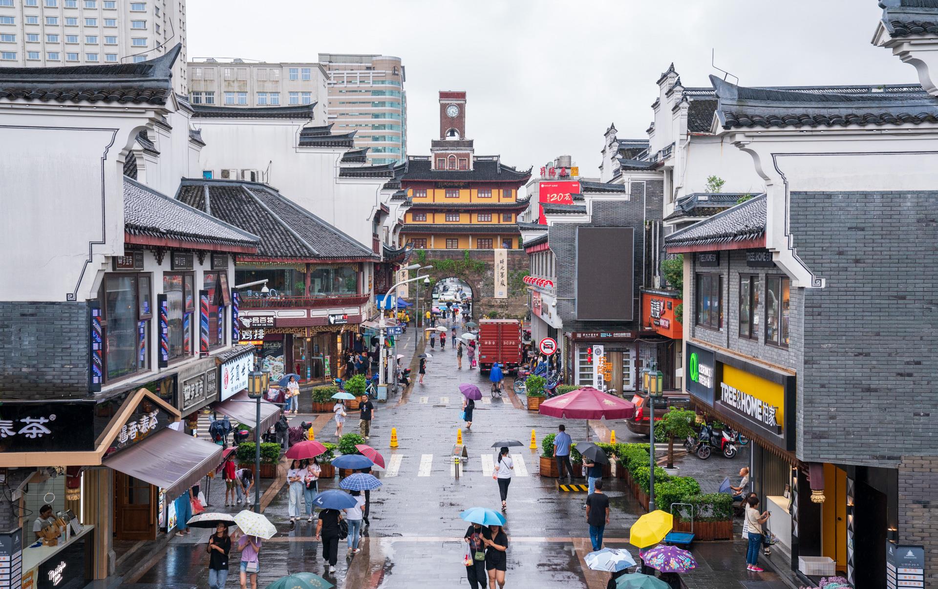 步行街的两旁是宁波老建筑风格了,青瓦屋顶,烽火马头墙,还有许多可以