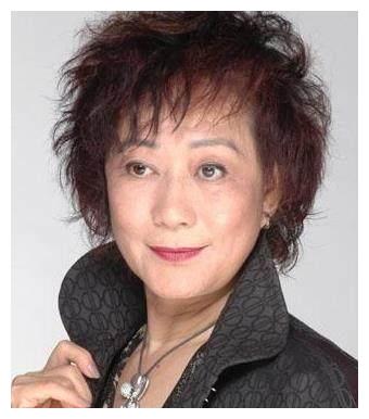 71岁"梅超风"至今未婚,做50年配角,今单身赡养94岁父亲