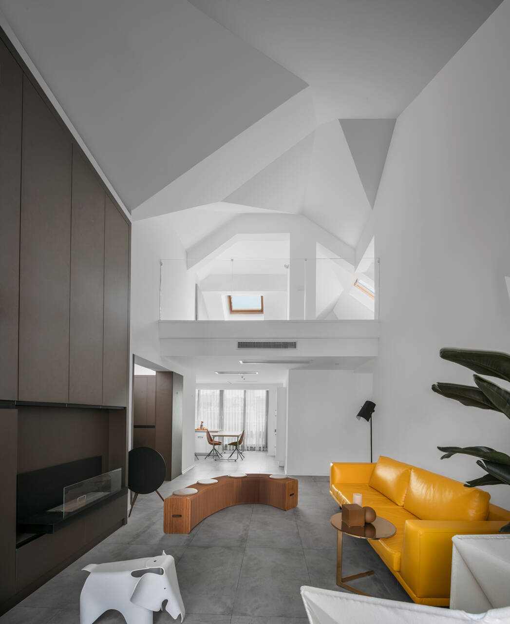 拆除除承重墙之外的所有墙体,呈现自然通透的空间感;吊顶空间做几何