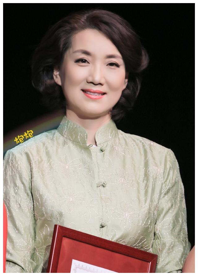 央视国脸李修平现身活动,57岁只化淡妆仍优雅,玉手镯彰显贵气