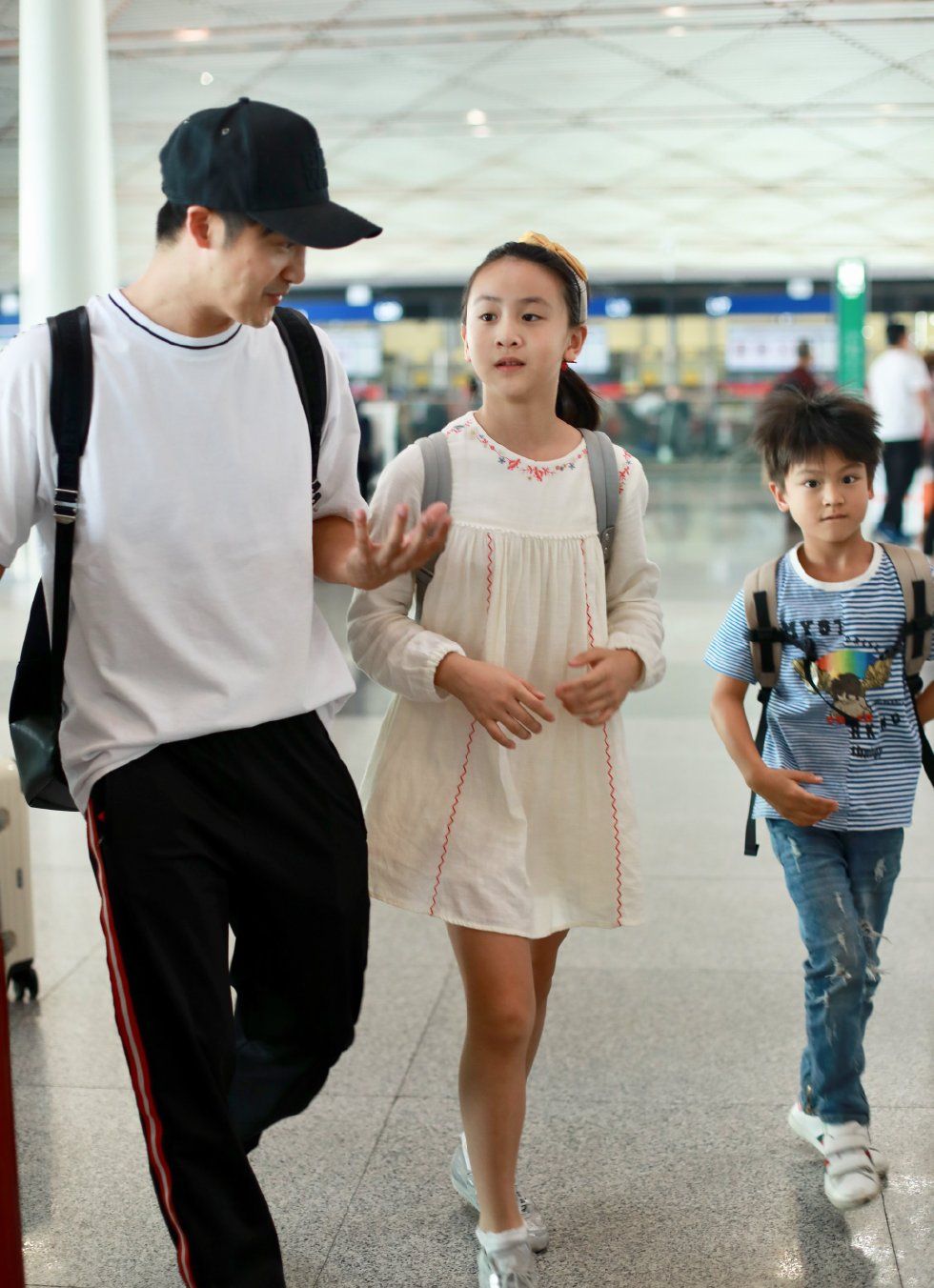 "女儿奴"田亮紧依森碟热聊不停 小亮仔惨遭冷落满脸不开心