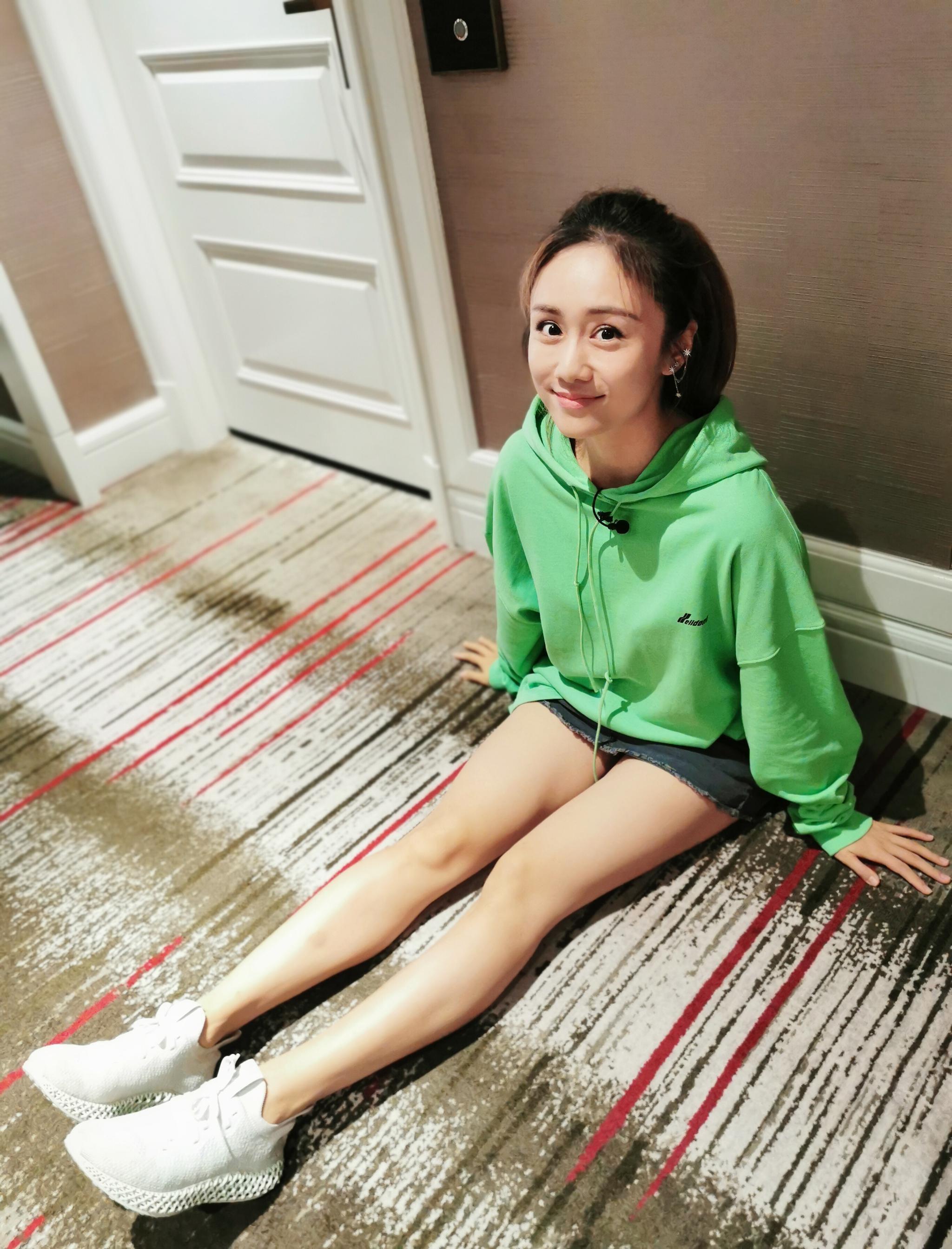 刘芸微博晒美图糖果色卫衣青春减龄少女感十足