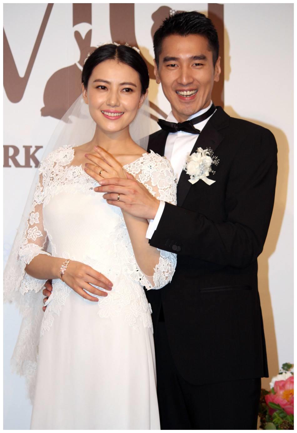 赵又廷高圆圆十指紧扣,她真正嫁给了爱情,机场秀恩爱甜到齁!