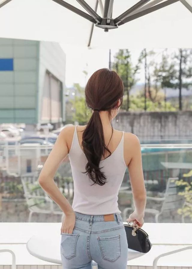 牛仔裤美女,吊带的上身,给你白皙的背影!