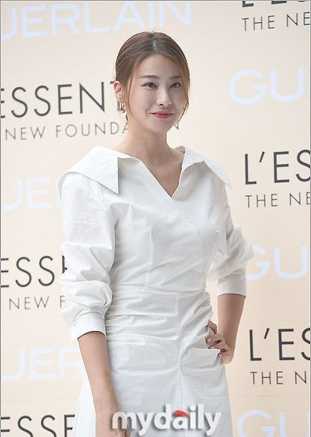 刘仁英白色连体套装,踩超细恨天高走路风度翩翩