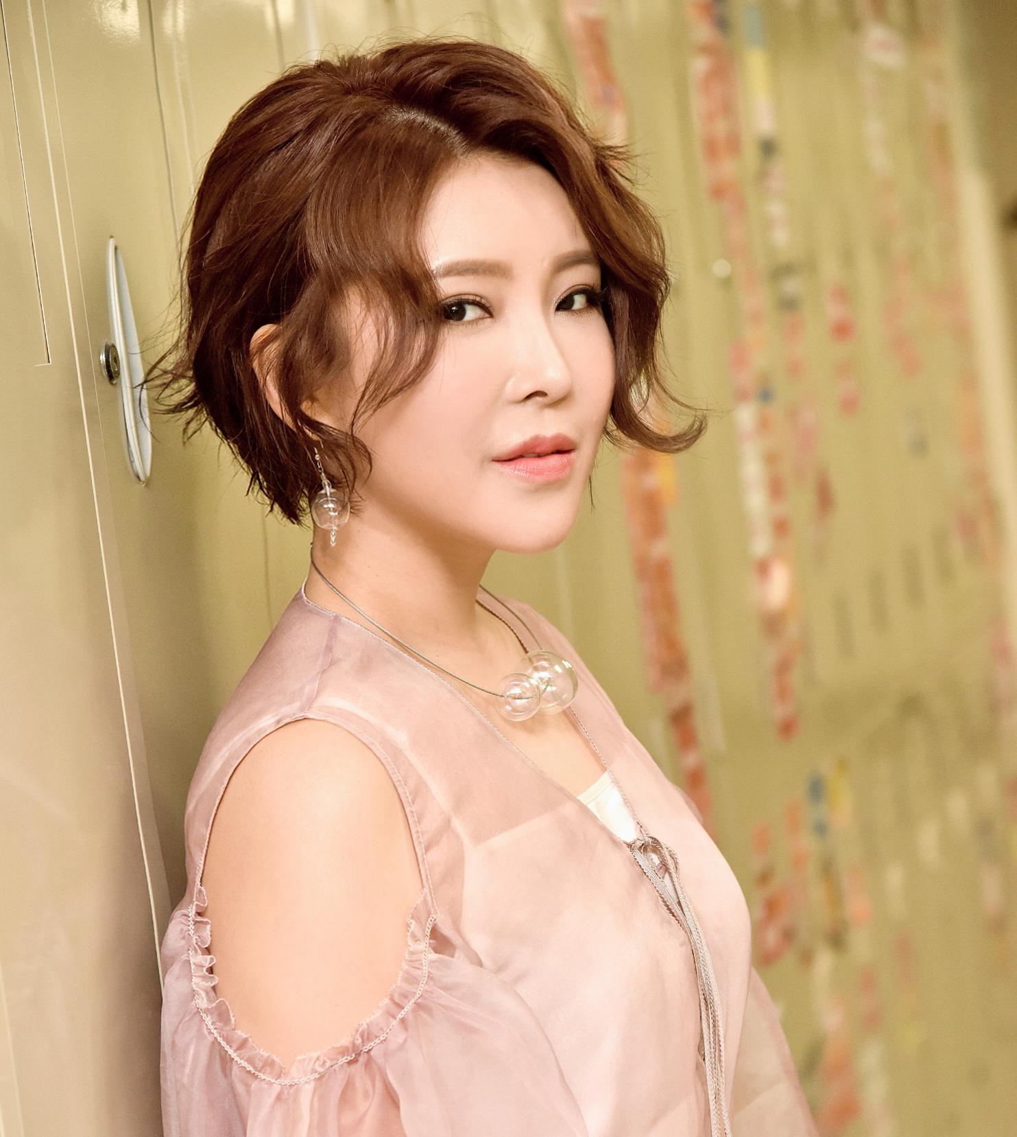 崔子格献唱tvb《流行经典50年》内地首登台女歌手获黎小田等肯定