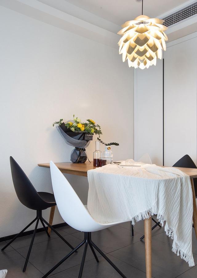 89平北欧精致轻奢空间，湖蓝色丝绒沙发搭配松子吊灯，文艺雅致