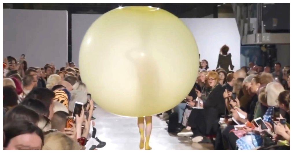 女模特穿"气球"走秀,结果中途"泄气",观众瞬间沸腾