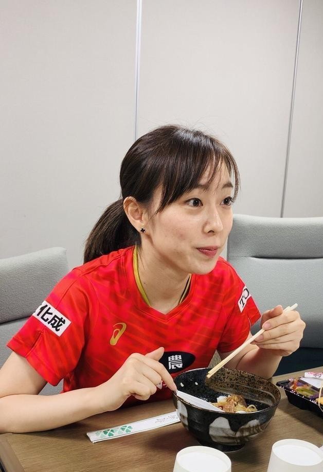 日本乒坛一姐石川佳纯瘦了,气质迷人,精致小脸更显靓丽