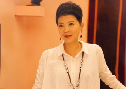 她22岁评为一级演员,后被洋人骗3千万,今53岁风采不减当年