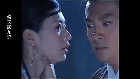 赵敏把他困在地牢里,张无忌急了,脱了赵敏的鞋开始挠她脚心!