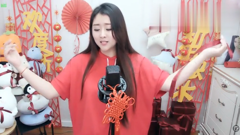 快过年了,菲儿再次演唱《我的楼兰》歌声优美好听,不减当年