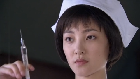 女战士冒充医生,给特务注射麻药,趁机顺走保险柜钥匙