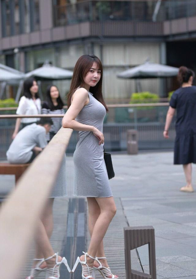 丰润柔美的连衣裙美女,勾勒出蜂腰细腿般优美身姿!