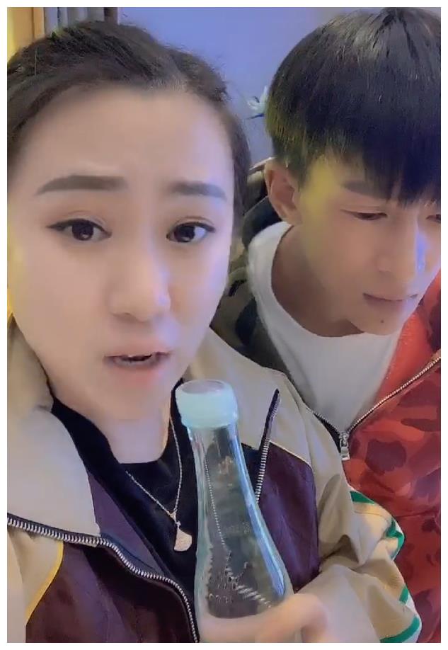 现如今网红直播和娱乐圈的界限似乎越来越小,有网红逐梦演艺圈,也有