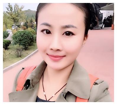 在没有出名之前,她家庭贫困,马翠霞不甘于命运的摆布,把心思都用在了