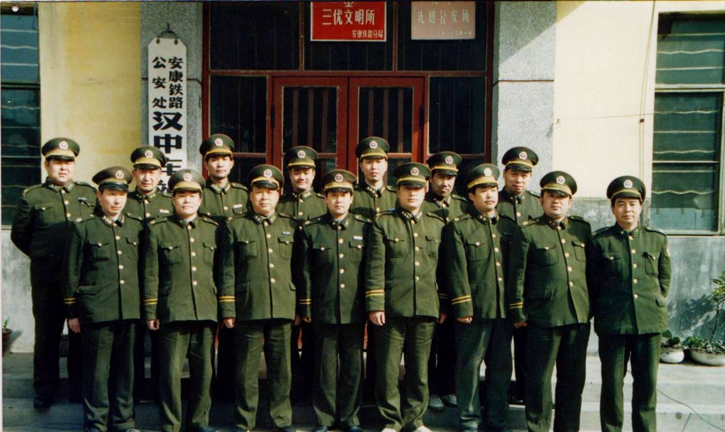 八十年代人民公安的风采女警携枪执勤警嫂容貌端庄