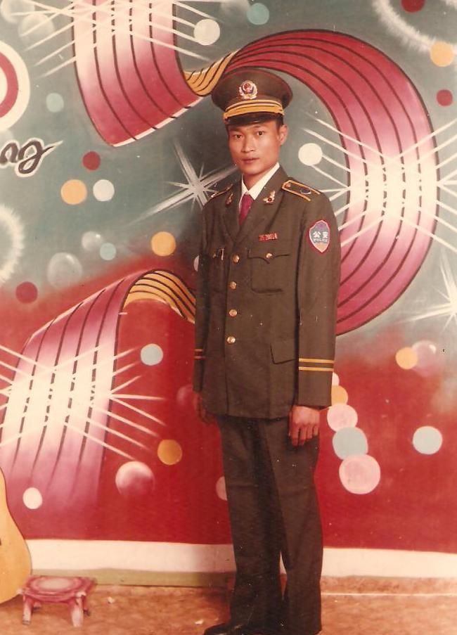 八十年代人民公安的风采女警携枪执勤警嫂容貌端庄