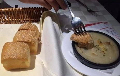 去吃西餐,上牛排之前服务员会先端一份面包,吃错可能要闹笑话