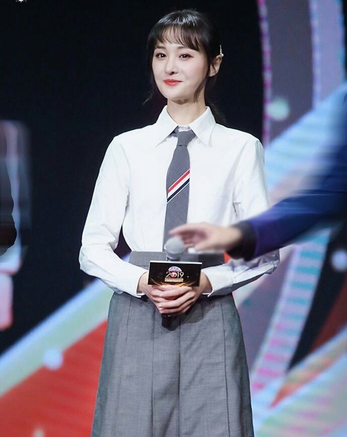 郑爽,这是白领职业装吗__财经头条