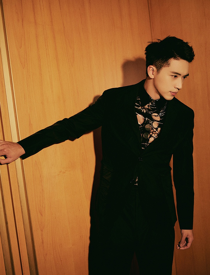 许魏洲出席活动 黑西装搭镂空印花衬衫荷尔蒙爆棚