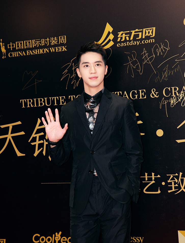 许魏洲出席活动 黑西装搭镂空印花衬衫荷尔蒙爆棚