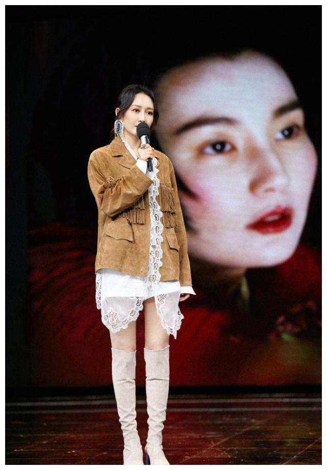 王鸥走机场暴露身高,牛仔裤高跟鞋170cm穿出180cm,腿p都没她细