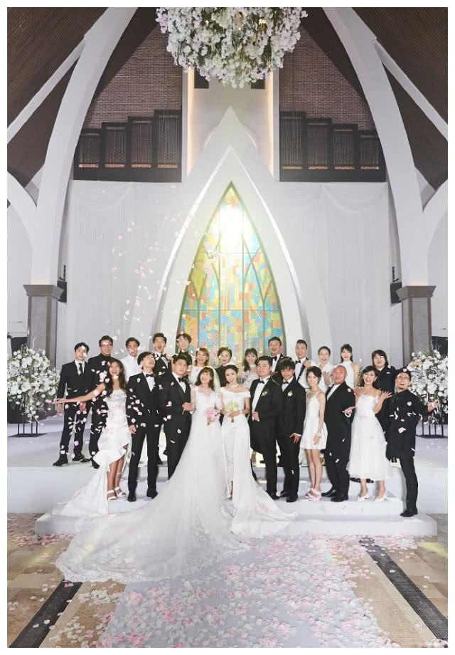 爱情公寓:婚纱照,一菲抱小贤,美嘉挑逗子乔,谁注意张伟在干啥