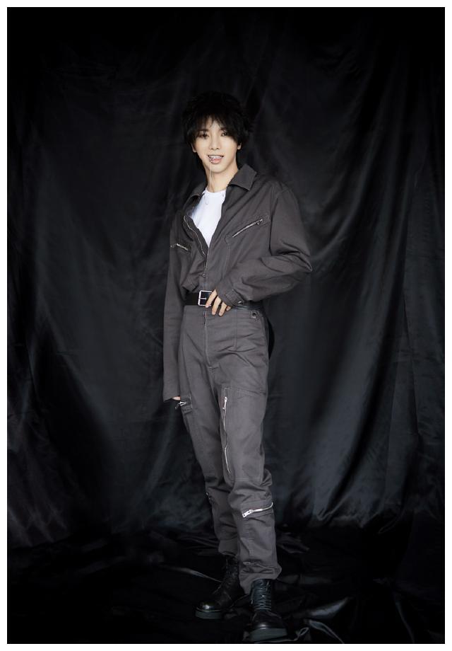 华晨宇叠穿流苏牛仔外套同样搭配粉色外套还说牛仔套装过时了